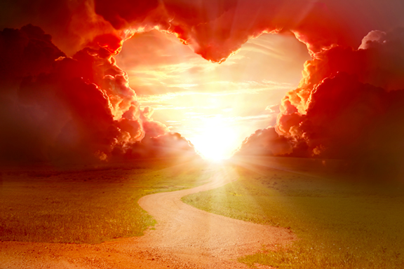 Chemin serpentant vers un coeur rouge formé de nuages, au milieu le soleil brille